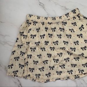 Elastic-waisted skirt with bows AND POCKETS!